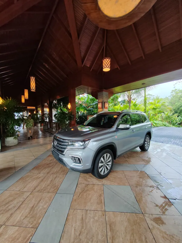 Private SUV arriving at a hotel entrance